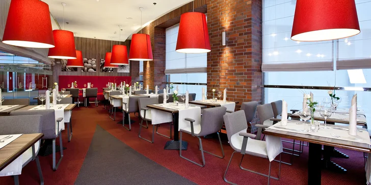 Moderní hotel v centru města Bielsko-Biała blízko u vlakového nádraží: snídaně i polopenze