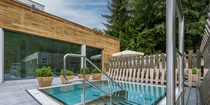 Pobyt v depandanci hotelu na Seči: polopenze, bazén, relaxace v Akvafit i Wellness & Spa centru a sport