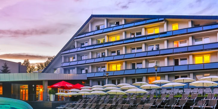 Pobyt v depandanci hotelu na Seči: polopenze, bazén, relaxace v Akvafit i Wellness & Spa centru a sport
