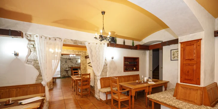 Pizza o průměru 32 cm podle výběru z 9 druhů pro 1 nebo 2 osoby