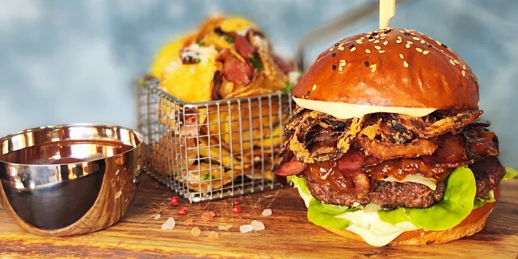 Nadupaný burger z irského masa s hořčičnou majolkou a restovaným bůčkem v domácí bulce