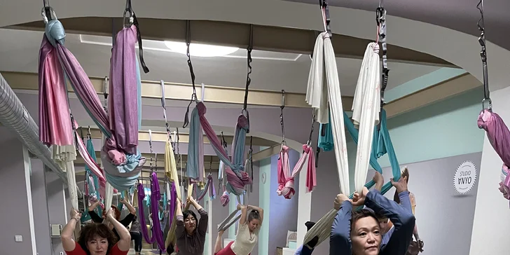 Létající jóga pro začátečníky: 60minutová lekce ve studiu na Vinohradech