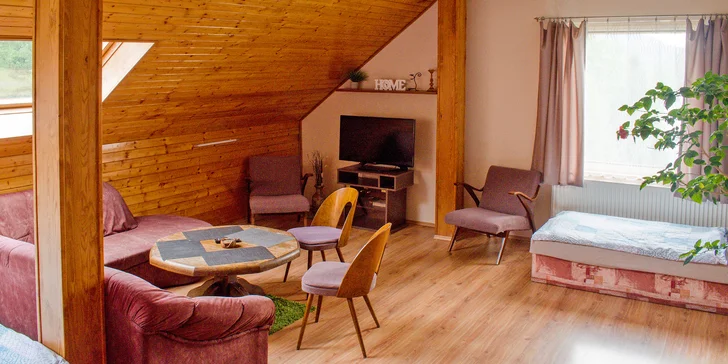 Vybavené apartmány u Hejnic v Jizerských horách až pro 8 osob, zahrada s potokem