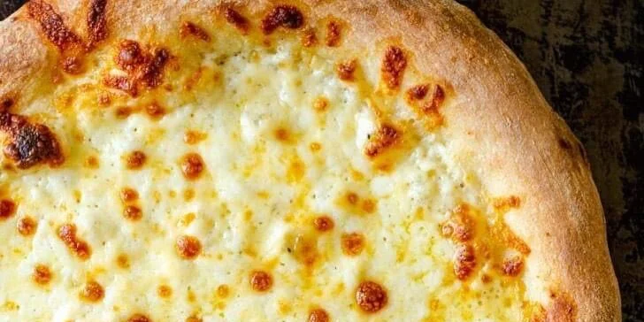 Neapolská pizza dle výběru pro 1 nebo 2 osoby: Quattro Formaggi, Capriciosa i Hawai