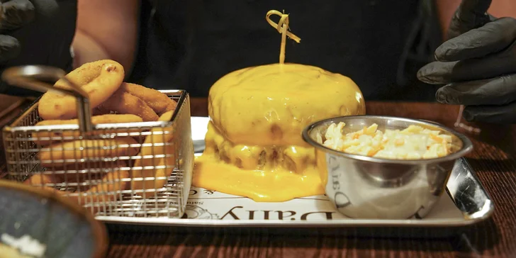 Burger zalitý čedarem, cibulové kroužky, Coleslaw, dip a dukátové buchtičky pro 2 osoby