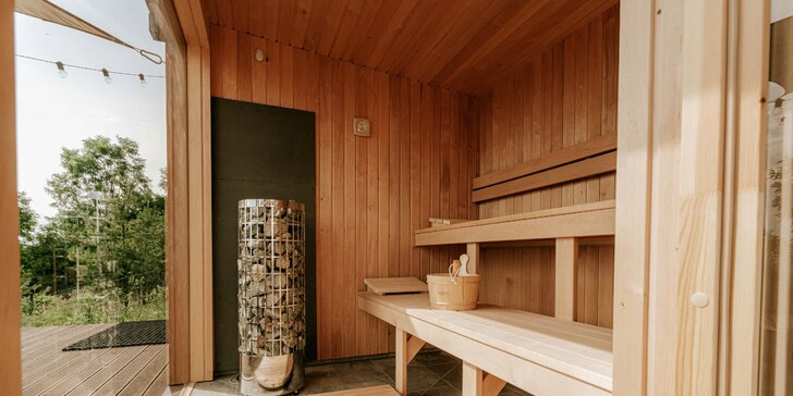 Glamping na samotě: luxusní stan s kuchyní i koupelnou a venkovní vířivka i sauna