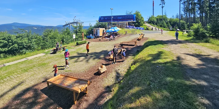 Vstup do Dětského letního parku i rodinný zážitkový večer s lanovkou a špekáčky na Bílé