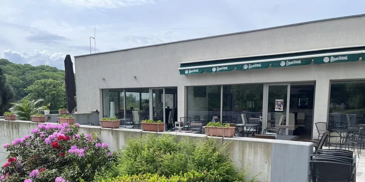 Masové prkno pro 2 nebo 4 osoby: žebírka, křídla na různé způsoby, kuřecí i vepřové řízečky a mnoho dalšího