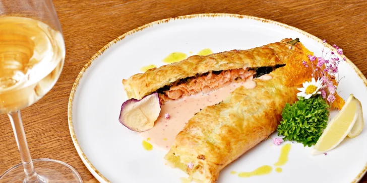 Tříchodové menu pro dva s možností vinného párování: kachní prsa na pomerančích, losos i řez Napoleon
