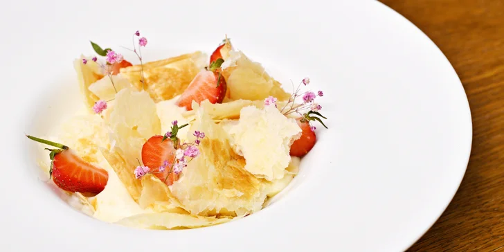 Tříchodové menu pro dva s možností vinného párování: kachní prsa na pomerančích, losos i řez Napoleon