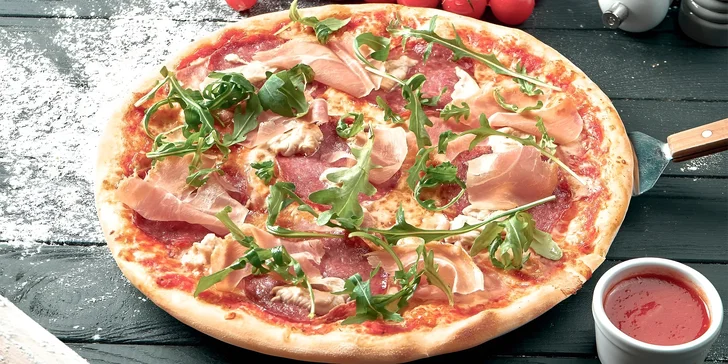 Neapolská pizza dle výběru pro 1 nebo 2 osoby: Quattro Formaggi, Capriciosa i Hawai