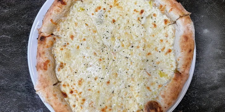 Neapolská pizza dle výběru pro 1 nebo 2 osoby: Quattro Formaggi, Capriciosa i Hawai