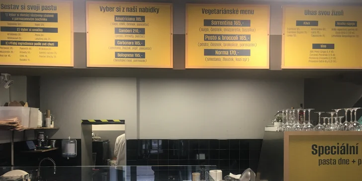 Italské antipasti: sýry, salámky, sušená rajčata a pinsa se sklenkou vína pro dva