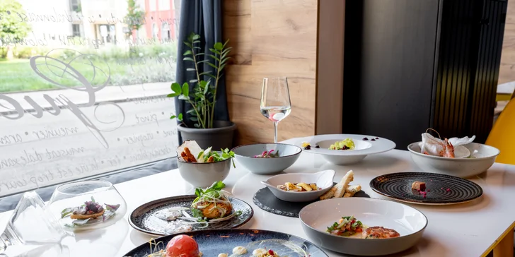 Degustační 11chodové menu pro dva: krevety, jehněčí maso, panenka i vinné párování