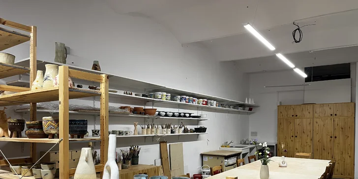 Keramický workshop dle výběru: hrníček, váza i květináč, kapacita 8-10 lidí, voucher pro jednoho