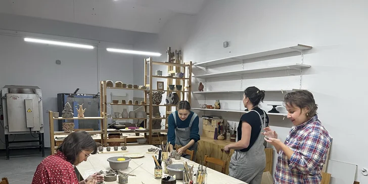 Keramický workshop dle výběru: hrníček, váza i květináč, kapacita 8-10 lidí, voucher pro jednoho