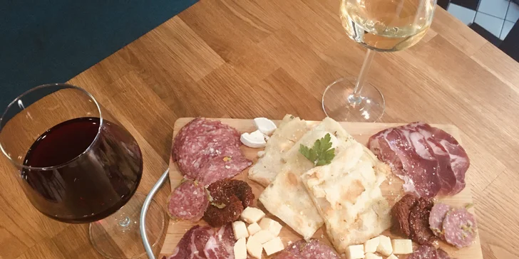 Italské antipasti: sýry, salámky, sušená rajčata a pinsa se sklenkou vína pro dva