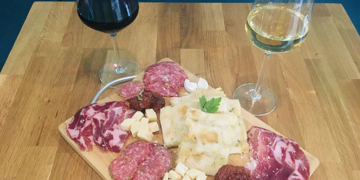 Italské antipasti: sýry, salámky, sušená rajčata a pinsa se sklenkou vína pro dva