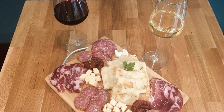 Italské antipasti: sýry, salámky, sušená rajčata a pinsa se sklenkou vína pro dva