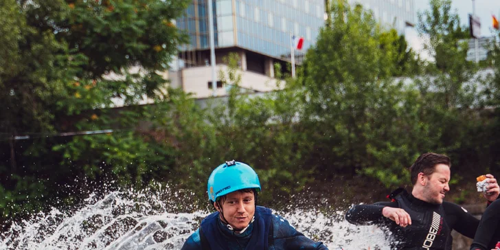 Surfing na Vltavě s instruktorem: 2hod. skupinová lekce pro 1 osobu