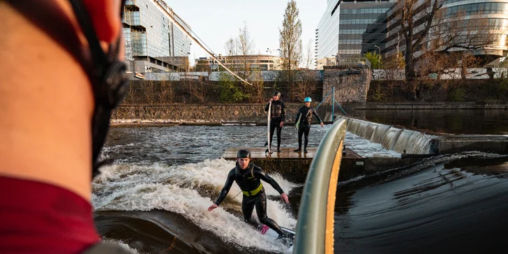 Surfing na Vltavě s instruktorem: 2hod. skupinová lekce pro 1 osobu