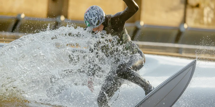 Surfing na Vltavě s instruktorem: 2hod. skupinová lekce pro 1 osobu