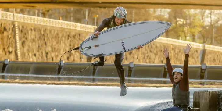 Surfing na Vltavě s instruktorem: 2hod. skupinová lekce pro 1 osobu