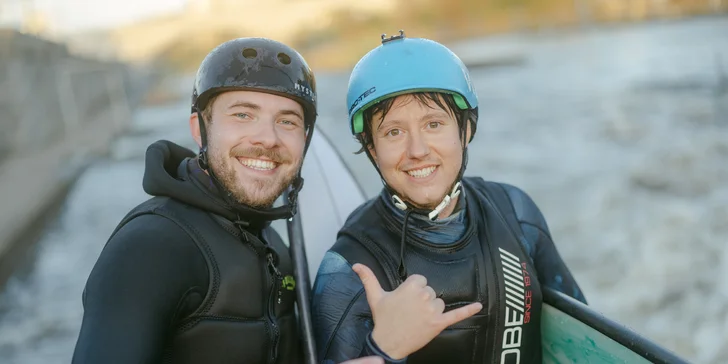 Surfing na Vltavě s instruktorem: 2hod. skupinová lekce pro 1 osobu