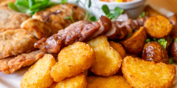 Vepřová krkovice, kuřecí prsíčko a řízečky, přílohy, omáčka i piva pro 2 osoby