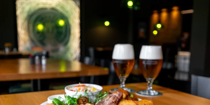 Vepřová krkovice, kuřecí prsíčko a řízečky, přílohy, omáčka i piva pro 2 osoby