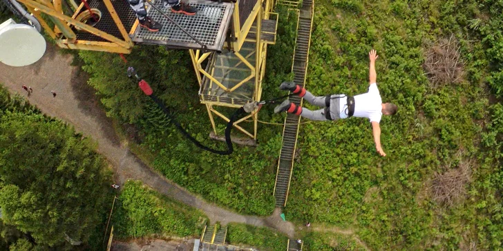 Extrémní bungee jumping z televizní věže v Harrachově: termíny od srpna 2024 do února 2025