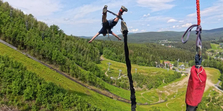 Extrémní bungee jumping z televizní věže v Harrachově: termíny od srpna 2024 do února 2025