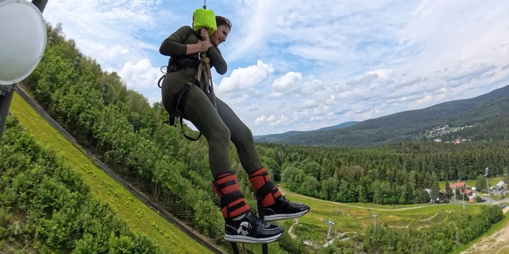 Extrémní bungee jumping z televizní věže v Harrachově: termíny od srpna 2024 do února 2025