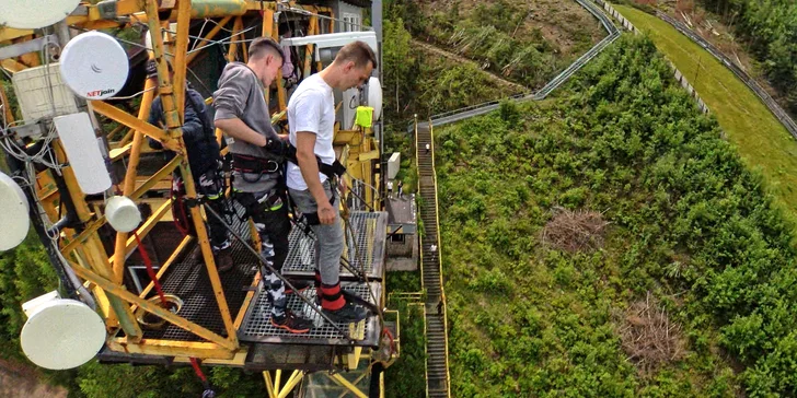Extrémní bungee jumping z televizní věže v Harrachově: termíny od srpna 2024 do února 2025