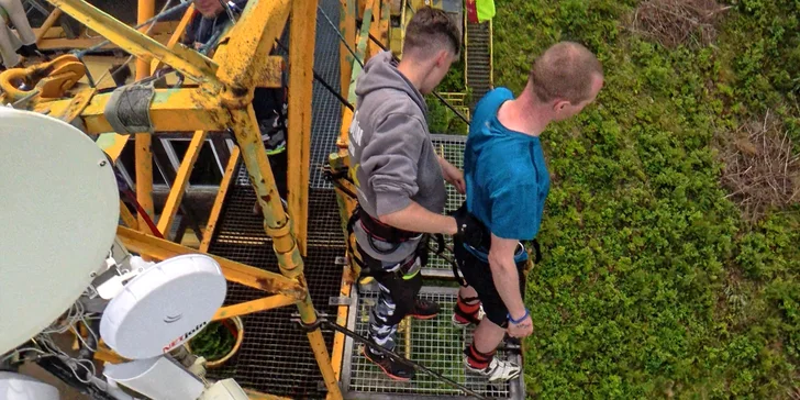 Extrémní bungee jumping z televizní věže v Harrachově: termíny od srpna 2024 do února 2025