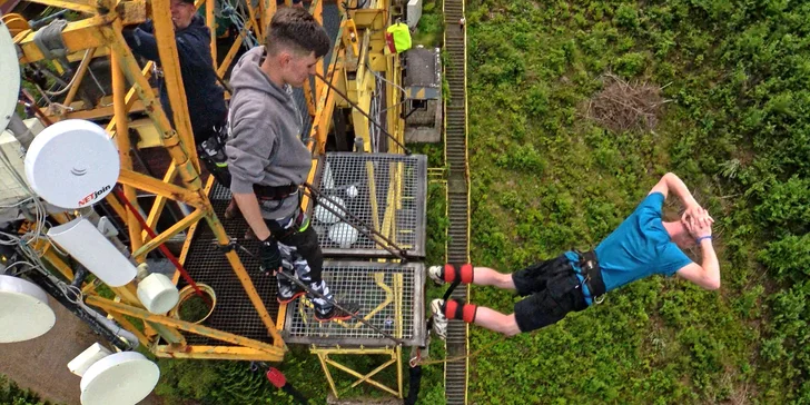 Extrémní bungee jumping z televizní věže v Harrachově: termíny od srpna 2024 do února 2025