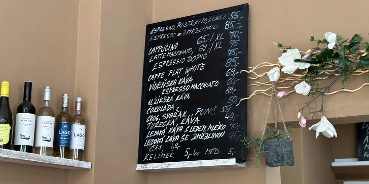 Sladké chvíle ve Vršovicích: báječný zákusek a káva podle vašeho gusta