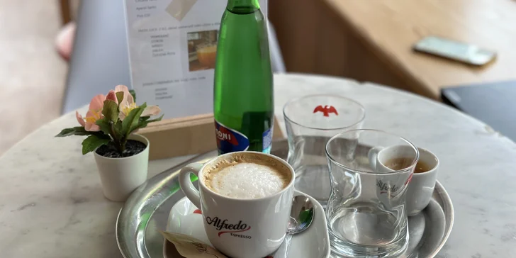 Sladké chvíle ve Vršovicích: báječný zákusek a káva podle vašeho gusta