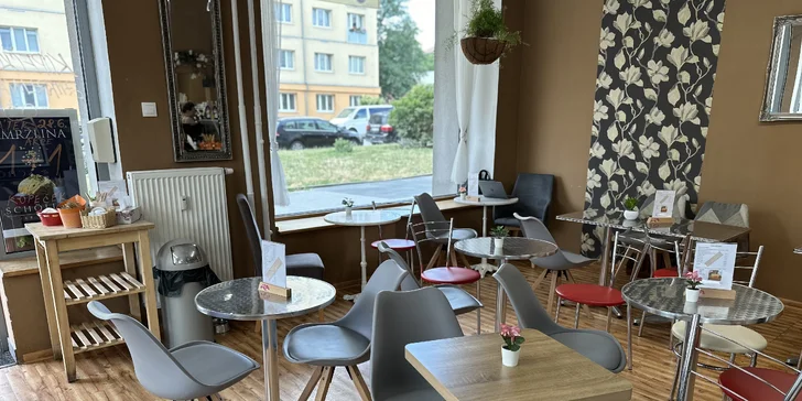 Sladké chvíle ve Vršovicích: báječný zákusek a káva podle vašeho gusta