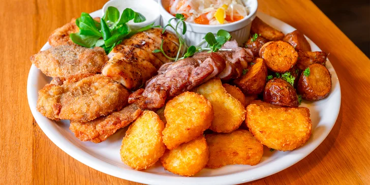 Vepřová krkovice, kuřecí prsíčko a řízečky, přílohy, omáčka i piva pro 2 osoby