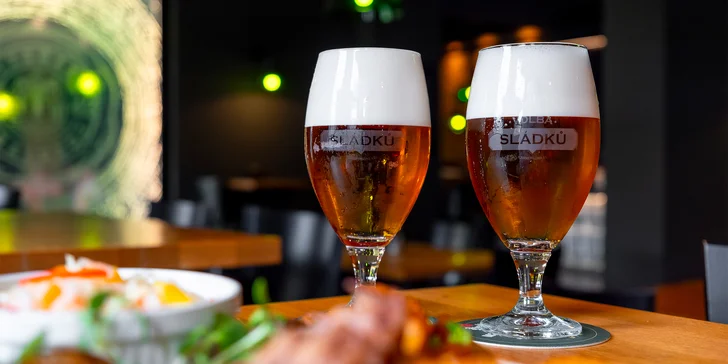 Vepřová krkovice, kuřecí prsíčko a řízečky, přílohy, omáčka i piva pro 2 osoby