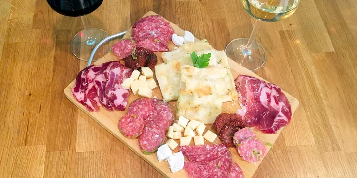 Italské antipasti: sýry, salámky, sušená rajčata a pinsa se sklenkou vína pro dva