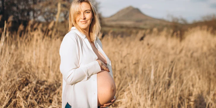 Lifestylové focení v exteriéru v okolí Loun a Mostu: rodinné, párové, těhotenské i focení se zvířaty