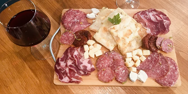 Italské antipasti: sýry, salámky, sušená rajčata a pinsa se sklenkou vína pro dva