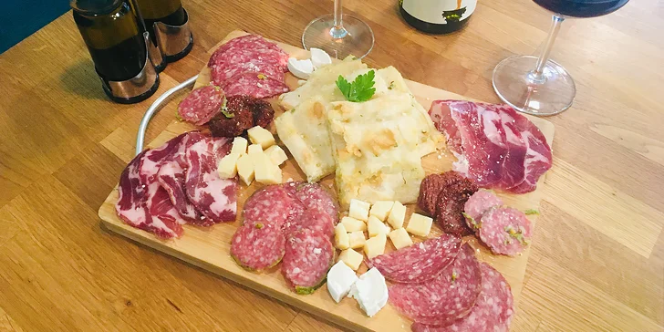 Italské antipasti: sýry, salámky, sušená rajčata a pinsa se sklenkou vína pro dva