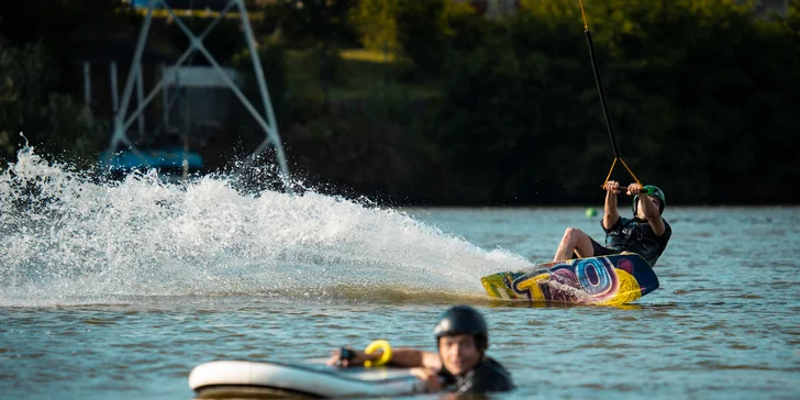 1 hod. na e-foil boardu vč. instruktora ve Wake Point Holoubkov