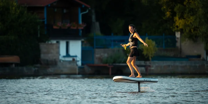 1 hod. na e-foil boardu vč. instruktora ve Wake Point Holoubkov