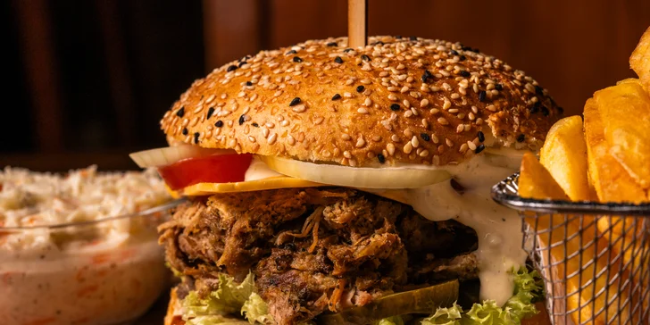 Strongburger s trhaným vepřovým a čedarem, k tomu hranolky i coleslaw: pro 1, 2 nebo 4 osoby