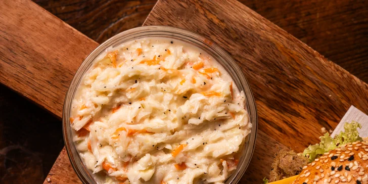 Strongburger s trhaným vepřovým a čedarem, k tomu hranolky i coleslaw: pro 1, 2 nebo 4 osoby