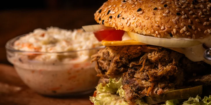 Strongburger s trhaným vepřovým a čedarem, k tomu hranolky i coleslaw: pro 1, 2 nebo 4 osoby
